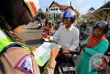 Polisi Satuan Lalu Lintas (Satlantas) Polres Lhokseumawe memeriksa kelengkapan surat kendaraan sepeda motor saat Operasi Patuh Rencong 2016 di Lhokseumawe, Provinsi Aceh, Senin (16/5). Operasi Patuh 2016 yang digelar serentak di tanah air 16-29 Mei itu untuk menciptakan keamanan, ketertiban dan kelancaran berlalu lintas.ANTARA FOTO/Rahmad/aww/16.