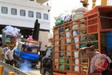 Mobil boks yang mengangkut berbagai kebutuhan pokok dan sayuran menaiki kapal roro tujuan Pulau Sabang di pelabuhan penyeberangan Ulee Lheue, Banda Aceh, Rabu (18/5). Menjelang Ramadan, intensitas distribusi kebutuhan bahan pokok dan sayuran untuk wilayah kepulauan di Aceh mengalami peningkatan. ANTARA FOTO/Ampelsa/aww/16.