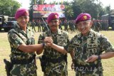 Komandan Brigade Infanteri (Brigif)-1 Marinir Kolonel (Mar) Sugianto (tengah) salam komando dengan Komandan Batalyon Infanteri (Yonif)-5 Marinir yang baru Letkol (Mar) Burhanudin (kanan) dan pejabat lama Letkol (Mar) Freddy Ardianzah (kiri) usai upacara serah terima jabatan di Mako Yonif-5 Marinir Surabaya, Jawa Timur, Rabu (18/5). Letkol (Mar) Burhanudin menggantikan Letkol (Mar) Freddy Ardianzah yang selanjutnya menempati jabatan baru di Kodikmar, Kobangdikal. Antara jatim/M Risyal Hidayat/zk/16