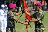 Komandan Brigade Infanteri (Brigif)-1 Marinir Kolonel (Mar) Sugianto (kiri) menyerahkan tunggul batalyon infanteri pada Komandan Yon Infanteri (Yonif)-5 Marinir yang baru Letkol (Mar) Burhanudin (kanan) ketika upacara serah terima jabatan di Mako Yonif-5 Marinir Surabaya, Jawa Timur, Rabu (18/5). Letkol (Mar) Burhanudin menggantikan Letkol (Mar) Freddy Ardianzah yang selanjutnya menempati jabatan baru di Kodikmar, Kobangdikal. ANTARA FOTO/M Risyal Hidayat/16