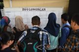 Sejumlah pencari kerja mengamati data lowongan kerja di arena bursa kerja Dinas Tenaga Kerja Kota Surabaya, Jawa Timur, Selasa (17/5). Menurut data Badan Pusat Statistik (BPS) mencatat jumlah pengangguran di Indonesia pada Februari 2016 mencapai 7,02 juta, dimana angka ini berkurang 430 ribu jiwa dibandingkan periode sama tahun sebelumnya sebesar 7,45 juta pengangguran. Antara Jatim/M Risyal Hidayat/zk/16