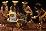 Kelompok seni Sanggar Honai mementaskan drama bertemakan Papua Zoom Indonesia di Teater Besar, Taman Ismail Marzuki, Jakarta, Selasa (17/5). Festival Nasional Teater 2016 ini diikuti 34 provinsi se-Indonesia, dan berlangsung sejak 16-19 Mei 2016. (Foto Indrayadi TH)
