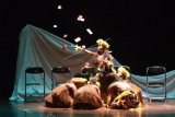 Kelompok seni Sanggar Honai mementaskan drama bertemakan Papua Zoom Indonesia di Teater Besar, Taman Ismail Marzuki, Jakarta, Selasa (17/5). Festival Nasional Teater 2016 ini diikuti 34 provinsi se-Indonesia, dan berlangsung sejak 16-19 Mei 2016.(Foto Indrayadi TH)