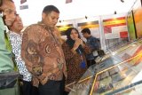 Wali Kota Kediri Abdullah Abu Bakar mendengarkan pemaparan tentang sejarah uang oleh petugas Museum BI di stand kegiatan klinik bisnis UMKM dan Keuangan inklusif di GNI Kota Kediri, Jawa Timur, Kamis (19/5). Kegiatan itu merupakan upaya dari BI untuk mendorong pertumbuhan UMKM dan inklusi keuangan serta perluasan pembayaran nontunai. Antara Jatim/Foto/Asmaul Chusna/zk/16