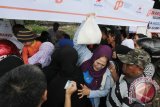 Seorang warga bersusah payah keluar dari antrian mendapatkan gula murah yang di jual Perusahaan Perdagangan Indonesia (PPI) di Pasar Teluk Dalam Banjarmasin, Kamis (19/5). PPI menggelar operasi pasar gula murah sebanyak 3 ton di tiga titik lokasi di Banjarmasin yang dijual 12.500 per kilogram sementara harga jual di pasaran mencapai 17 ribu rupiah. Antarafoto/Herry Murdy Hermawan