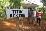 Wisatawan mengunjungi titik oksigen di Pulau Giliyang, Sumenep, Jatim, Rabu (18/5). Pulau Giliyang adalah Pulau yang memiliki kadar oksigen terbaik di dunia. Sehingga pulau tersebut berpotensi menjadi obyek wisata kesehatan.  Antara Jatim/Foto/Saiful Bahri/zk/16