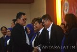 Ketua Presidium Lembaga Cegah Kejahatan Indonesia Jenderal Pol (Purn) Tan Sri Drs. Da'i Bachtiar memberikan selamat usai pelantikan dan pengukuhan Dewan Pengurus Daerah Lembaga Cegah Kejahatan Indonesia Propinsi Jawa Timur di Universitas Dr Suetomo, Surabaya, Jawa Timur, Kamis (19/5). Lembaga Cegah Kejahatan Indonesia yang didirikan oleh jenderal purn polisi dan tokoh nasional tersebut bertujuan untuk mencegah kejahatan dalam mewujudkan masyarakat yang sejahtera, aman dan damai. ANTARA FOTO/Umarul Faruq/16