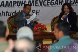 Tokoh Hukum Nasional Prof Dr. Macfud MD (kiri) ketika menjadi pembicara seminar nasional dengan tema Penegakan Hukum Sebagai Media Ampuh Mencegah Kejahatan di Universitas Dr Suetomo, Surabaya, Jawa Timur, Kamis (19/5). Pentingnya upaya pencegahan kejahatan dengan adanya lembaga Cegah Kejahatan Indonesia yang berperan sebagai fasilisator diharapkan mampu mewujudkan masyarakat yang sejahtera, aman dan damai. Antara Jatim/Umarul Faruq/zk/16