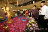 Wakil Gubernur Jawa Timur Saifullah Yusuf (keempat kanan) menyiram air bunga patung Budha usai membuka Vesak Festival 2016 di Surabaya, Jawa Timur, Rabu (18/5). Dalam pameran Waisak yang digelar sampai 22 Mei tersebut masyarakat dapat melihat Patung Budha berbahan kardus, diaroma Budha serta mengikuti berbagai macam acara pendukung. Antara Jatim/Didik Suhartono/zk/16