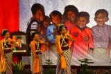 Tiga penari anak tampil saat penutupan program upaya pemenuhan hak anak bertajuk 