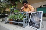 Rafsi Azzam Hibatullah Albar menyiapkan alat ciptaannya berupa robot penyiram tanaman otomatis bertenaga surya di SMP Al Azhar 13, Surabaya, Jawa Timur, Kamis (19/5). Rafsi dan alat ciptaan yang diberi nama Al Azhar Plant Watering Automation (APWA) tersebut akan mewakili Indonesia dalam ajang lomba Asia Pasific Conference of Young Scientists (APCYS) 2016 di Amity University Haryana, New Delhi India pada 13-17 Juli mendatang. Antara jatim/Moch Asim/zk/16