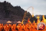 Para Biksu Lakukan Ritual Doa Jelang Matahari Terbit di Borobudur