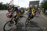 Sejumlah peserta Jambore Nasional Federal melintas di area Monumen Simpang Lima Gumul, Kabupaten Kediri, Jawa Timur, Jumat (20/5). Sedikitnya 500 pesepeda dari seluruh Indonesia mengikuti kegiatan tersebut guna mengkampanyekan gaya hidup sehat dengan bersepeda. Antara Jatim/Prasetia Fauzani/zk/16