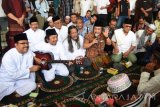 Wakil Gubernur Jawa Timur Saifullah Yusuf (kiri) bersama personil grup musik Bimbo Jaka Purnama (kedua kiri), Acil Darmawan (ketiga kiri), dan Samsudin (keempat kiri) menyanyikan hits andalannya disela-sela mengaji bersama Bimbo di Masjid Nasional Al-Akbar Surabaya, Jawa Timur, Jumat (20/5). Kegiatan tersebut dalam rangka menyambut datang nya bulan Ramadhan 1437 H. Antara Jatim/M Risyal Hidayat/zk/16