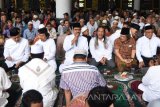 Wakil Gubernur Jawa Timur Saifullah Yusuf (ketiga kiri) bersama personil grup musik Bimbo Jaka Purnama (kedua kiri), Acil Darmawan (ketiga kanan), dan Samsudin (kedua kanan) disela-sela mengaji bersama Bimbo di Masjid Nasional Al-Akbar Surabaya, Jawa Timur, Jumat (20/5). Kegiatan tersebut dalam rangka menyambut datang nya bulan Ramadhan 1437 H. Antara jatim/M Risyal Hidayat/zk/16