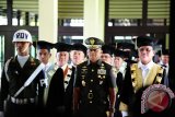 Panglima TNI, Jendral TNI Gatot Nurmantyo (dua kanan) bersama Rektor Universitas Tanjungpura, Thamrin Usman (kanan) dan sejumlah guru besar saat menghadiri Sidang Senat Terbuka Dies Natalis Untan ke-57 di Pontianak, Kalbar, Kamis (19/5). Panglima TNI menyatakan bahwa semua pihak harus bersatu dalam melawan ancaman perang tanpa bentuk atau proxy war yang saat ini dilancarkan negara-negara asing, karena mereka ingin mengambil alih serta menguasai kekayaan sumber daya alam Indonesia yang berlimpah. (Foto Jessica Helena Wuysang)