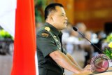 Panglima TNI, Jendral TNI Gatot Nurmantyo memberikan orasi ilmiah saat Sidang Senat Terbuka Dies Natalis Universitas Tanjungpura ke-57 di Pontianak, Kalbar, Kamis (19/5). Panglima TNI menyatakan bahwa semua pihak harus bersatu dalam melawan ancaman perang tanpa bentuk atau proxy war yang saat ini dilancarkan negara-negara asing, karena mereka ingin mengambil alih serta menguasai kekayaan sumber daya alam Indonesia yang berlimpah. (Foto Jessica Helena Wuysang)