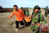 Anggota TNI dan Search and Rescue (SAR) mengevakuasi jenazah warga korban banjir dan tanah longsor saat simulasi penanggulangan bencana alam di lapangan Claster, Matang Kuli, Aceh Utara, Provinsi Aceh, Jumat (20/5). Simulasi itu dilakukan dalam rangka melatih kemampuan dan kesiapan prajurit TNI jajaran Kodam Iskandar Muda, Polri, BPBN/BPB Daerah, SAR, tenaga medis dan pemerintah dalam menghadapi berbagai bencana alam di Aceh. ANTARA FOTO/Rahmad/ama/16