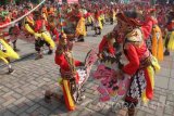 Siswa-siswi SD menari tarian turangga yaksa secara kolosal di taman alun-alun Trenggalek, Jawa Timur, Jumat (20/5). Pertunjukan seni khas daerah Trenggalek itu dilakukan secara kolosal diikuti lebih dari 1.400 siswa-siswi SD se-Trenggalek dalam rangka memperingati Hari Kebangkitan Nasional. Antara Jatm/Destyan Sujarwoko/zk/16