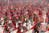 Siswa-siswi SD menari Turangga Yaksa secara kolosal di taman alun-alun Trenggalek, Jawa Timur, Jumat (20/5). Pertunjukan seni khas daerah Trenggalek itu dilakukan secara kolosal diikuti lebih dari 1.400 siswa-siswi SD se-Trenggalek dalam rangka memperingati Hari Kebangkitan Nasional. ANTARA FOTO/Destyan Sujarwoko/wdy/16