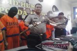 Kabid Humas Polda Jatim Kombes pol RP Argo Yuwono (tengah) menunjukkan senjata tajam berupa samurai dalam konperensi pers di Balai Wartawan Mapolda Jatim, Surabaya, Jumat (20/5). Samurai itu merupakan salah satu barang bukti yang disita tim Jatanras Polda Jatim dari sindikat perampokan yang diotaki mantan Kades Tosari, Pasuruan. Antara Jatim/Edy M Ya'kub/zk/16/.