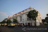 Sejumlah mahasiswa asal Malaysia mengamati gedung De Javasche Bank saat kegiatan 'Site Visit Bangunan Kolonial' di Surabaya, Jawa Timur, Jumat (20/5). Kegiatan yang diikuti oleh 52 mahasiswa asal Malaysia dan 39 mahasiswa Arsitektur Universitas Kristen (UK) Petra tersebut merupakan kerjasama internasional sekaligus memberikan wawasan sejarah melalui arsitektur bangunan cagar budaya di Surabaya. Antara jatim/Moch Asim/zk/16