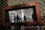 Sejumlah mahasiswa asal Malaysia mengamati gedung De Javasche Bank saat kegiatan 'Site Visit Bangunan Kolonial' di Surabaya, Jawa Timur, Jumat (20/5). Kegiatan yang diikuti oleh 52 mahasiswa asal Malaysia dan 39 mahasiswa Arsitektur Universitas Kristen (UK) Petra tersebut merupakan kerjasama internasional sekaligus memberikan wawasan sejarah melalui arsitektur bangunan cagar budaya di Surabaya. Antara jatim/Moch Asim/zk/16