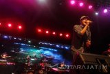 Vokalis Band Letto Sabrang Mowo Damar Panuluh atau Noe (kanan) saat tampil menjadi bintang tamu dalam konser musik di Pesta Rakyat Trenggalek di Trenggalek, Jawa Timur, Jumat (20/5). Letto tampil full team dengan membawakan delapan lagu hits mereka seperti Ruang Rindu, Sandaran Hati, Sebenarnya Cinta dan beberapa lagu nasional dan daerah yang telah diaransemen ulang. Antara Jatim/Destyan Sujarwoko/zk/16