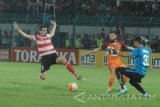 Pesepakbola Madura United (MUFC) Pablo Aracil (kiri) berusaha mengcoh penjaga gawang Pusamania Borneo (PBFC) Dian  Agus (kanan) dalam kompetisi Indonesia Soccer Championship (ISC) di Stadion Gelora Bangkalan (SGB) Bangkalan, Jatim, Jumat (20/5). MUFC berhasil mengalahkan PBFC dengan skor 2-1. Antara Jatim/Foto/Saiful Bahri/zk/16
