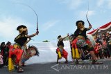 Ribuan masyarakat melihat seni Tari Jaranan salah satu peserta Parade Budaya dan Bunga di Surabaya, Minggu (22/5). Parade Budaya dan Bunga 2016  yang diikuti oleh 72 group,  dalam rangka memperingati HJKS ke -723. Antara Jatim/Abdullah Rifai/16
