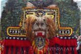 Ribuan masyarakat melihat pawai atraksi Seni Reyog dalam Parade Budaya dan Bunga di Surabaya, Minggu (22/5). Parade Budaya dan Bunga 2016  yang diikuti oleh 72 group,  dalam rangka memperingati HJKS ke -723. Antara Jatim/Abdullah Rifai/k/z16