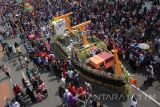 Warga menyaksikani parade budaya dan bunga di Surabaya, Jawa Timur, Minggu (22/5). Parade tersebut merupakan rangkaian kegiatan untuk memeriahkan Hari Jadi Kota Surabaya (HJKS) ke-723. Antara Jatim/Moch Asim/zk/16