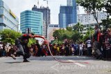 Ribuan masyarakat melihat atraksi Pecut Jaranan dalam Parade Budaya dan Bunga di Surabaya, Minggu (22/5). Parade Budaya dan Bunga 2016  yang diikuti oleh 72 group,  dalam rangka memperingati HJKS ke -723. Antara Jatim/Abdullah Rifai/zk/16