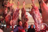 Warga berbelanja daging sapi di Pasar Tradisional Peunayong, Banda Aceh, Senin (23/5). Menjelang tradisi meugang atau hari memotong ternak Ramadhan, harga daging di daerah itu mulai naik dari Rp120.000 perkilo menjadi Rp130.000 perkilo. ANTARA Aceh/Ampelsa/16