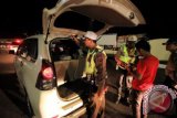 Petugas Kepolisian Satuan Lalu Lintas (Satlantas) Polres Lhokseumawe memeriksa kelengkapan surat dan barang bawaan kendaraan roda empat dan sepeda motor saat menggelar Operasi Patuh Rencong di Lhokseumawe, Aceh, Sabtu (21/5). Kepolisian Polda Aceh terus mengintensifkan razia pemeriksaan di lintas nasional Aceh dan sejumlah titik lintasan yang dianggap rawan kejahatan untuk menciptakan keamanan, ketertiban, dan kelancaran berlalu lintas. ANTARA FOTO/Rahmad/kye/16.