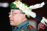 Pangdam XII Tanjungpura, Mayjen TNI Agung Risdhianto berbicara usai menjalani rangkaian upacara adat Dayak Taman pada Pekan Gawai Dayak ke-31 di Rumah Radakng, Pontianak, Kalbar, Sabtu (21/5). Mayjen TNI Agung Risdhianto menjadi tamu kehormatan untuk menjalani rangkaian upacara Pasiap, Mamandung dan Mamasi yang digelar suku Dayak Taman dari Kabupaten Kapuas Hulu, Kalbar. ANTARA FOTO/Jessica Helena Wuysang/16