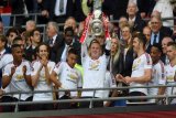 Manchester United captain Wayne Rooney lifts the FA Cup. (UEFA.COM/Dok).