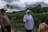 Menteri Sosial Khofifah Indar Parawansa (kanan) didampingi Kapolres Karo AKBP Pangasian Sitio (kiri) meninjau lokasi di kawasan Gunung Sinabung, Karo, Sumatera Utara, Senin (23/5). Kunjungan Menteri Sosial ke Karo, untuk melihat dampak yang ditimbulkan akibat erupsi Gunung Sinabung yang terjadi Sabtu (21/5) sekaligus memberi santunan kepada keluarga korban awan panas. ANTARA SUMUT/Irsan Mulyadi/16