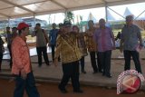 Bupati Kubu Raya Rusman Ali di dampingi Wakil Bupati Hermanus dan PLT Sekda Kubu Raya, Odang Prasetyo beserta rombongan meninjau kesiapan Stan pada MTQ Kalbar (Foto Antara Kalbar / Rendra Oxtora).