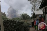 Sejumlah warga melihat Gunung Sinabung mengeluarkan material vulkanik ketika erupsi, di Desa Sukandebi, Karo, Sumatera Utara, Selasa (24/5). Aktivitas Gunung Sinabung yang berstatus Awas (Level) IV semakin meningkat, ditandai dengan erupsi dan luncuran awan panas yang terjadi menyebabkan sejumlah desa tertutup debu vulkanik. ANTARA SUMUT/Irsan Mulyadi/16