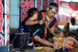 Seorang seniman Dayak membuat pahatan patung, saat Lomba Memahat Patung di Rumah Radakng, Pontianak, Kalbar, Senin (23/5). Lomba yang diikuti sejumlah seniman etnik Dayak yang merupakan bagian dari rangkaian Pekan Gawai Dayak ke-31 tersebut, adalah salah satu upaya untuk melestarikan budaya dan tradisi kesenian etnik Dayak. FOTO ANTARA/Jessica Helena Wuysang/16