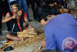 Seorang seniman Dayak membuat pahatan patung, saat Lomba Memahat Patung di Rumah Radakng, Pontianak, Kalbar, Senin (23/5). Lomba yang diikuti sejumlah seniman etnik Dayak yang merupakan bagian dari rangkaian Pekan Gawai Dayak ke-31 tersebut, adalah salah satu upaya untuk melestarikan budaya dan tradisi kesenian etnik Dayak. FOTO ANTARA/Jessica Helena Wuysang/16