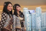 Personel grup idola JKT48 Jessica Veranda (kanan) bersama Shania (kiri) pada sesi foto dengan latar maket pembangunan 88AVENUE usai konferensi pers di Surabaya, Selasa (24/5). Sebanyak 61 personel JKT48 siap menyuguhkan penampilan terbaik mereka pada konser bertajuk 'Wayahe Suroboyo, Rek!' di Surabaya pada 3 Juni 2016. Antarajatim/Fiqih Arfani/zk/16