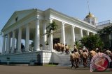 Sejumlah anak sekolah ketika sedang mengunjungi Istana Bogor, Kota Bogor, Jawa Barat. Dalam rangka perayaan Hari Jadi Bogor (HJB), program -Istana Open- atau yang kini disebut -Istana untuk Rakyat- kembali digelar selama lima hari, 24-26 dan 30-31 Mei 2016. (ANTARAFOTO/Yulius Satria Wijaya/Dok).