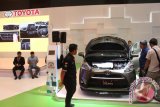 Sejumlah pengunjung mengamati mobil yang dipamerkan pada Pameran Otomotif Medan (POM) 2016, di Medan, Sumatera Utara, Rabu (25/5). Pameran yang diselenggarakan pada tanggal 25-29 Mei 2016, merupakan pameran otomotif terbesar di Pulau Sumatera yang memamerkan berbagai produk merek mobil baru dengan fitur berteknologi canggih. ANTARA SUMUT/Septianda Perdana/16