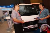 Key Account Manager PT Tata Motors Distribusi Indonesia Rifin Tanuwijaya (kanan) berbincang dengan Direktur PT Tata Motors Indonesia wilayah Medan Hang Bun (kiri) memperlihatkan mobil Tata Super Ace pada Pameran Otomotif Medan (POM) 2016, di Medan, Sumatera Utara, Rabu (25/5). Dalam ajang tersebut Tata Motors distribusi Indonesia mengandalkan Tata Tata Super Ace blind van berbasis pikap Tata Super Ace 1400 cc diesel dan hadirnya kendaraan pick up Xenon RX untuk angkutan barang di pengunungan dan daerah pelosok dengan kapasitas muatan yang besar. ANTARA SUMUT/Septianda Perdana/16
