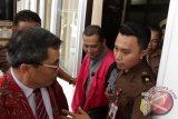 Sub kontraktor PT Esra Ariyasa Utamayang, Guprid Raido (dua kanan) digiring petugas usai menjalani pemeriksaan di Kantor Kejaksaan Tinggi Kalbar, Selasa (24/5). Kejati Kalbar menetapkan Guprid Raido sebagai tersangka atas kasus dugaan korupsi pembangunan kantor Bupati Melawi tahun anggaran 2006 dan 2007 yang merugikan negara senilai Rp 1,5 miliar. ANTARA FOTO/Sheravim/jhw/16