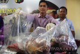 Kanit III/Industri, Pangan, dan Perlindungan Konsumen, Subdit I Ditreskrimsus Polda Jatim, Kompol Roman Smaradhana Elhaj menunjukkan daging sapi (kiri) dan oplosan daging sapi dan babi ketika ungkap kasus di Mapolda Jawa Timur, Kamis (26/5). Ditreskrimsus Polda Jatim berhasil mengamankan barang bukti berupa 16 kilogram oplosan daging sapi dan babi yang diperjual belikan di pasar LMKM Semolowaru, Sukolilo, Surabaya yang telah berlangsung sejak tahun 2015. Antara Jatim/M Risyal Hidayat/zk/16