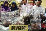 Sejumlah barang bukti berupa oplosan daging sapi dan babi yang di tunjukkan ketika ungkap kasus di Mapolda Jawa Timur, Kamis (26/5). Ditreskrimsus Polda Jatim berhasil mengamankan barang bukti berupa 16 kilogram oplosan daging sapi dan babi yang diperjual belikan di pasar LMKM Semolowaru, Sukolilo, Surabaya yang telah berlangsung sejak tahun 2015. Antara Jatim/M Risyal Hidayat/zk/16