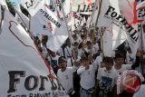 Pengunjuk rasa mengibarkan bendera dalam aksi menolak rencana reklamasi Teluk Benoa, di kawasan Kelurahan Renon, Denpasar, Minggu (29/5). Ribuan warga dari 36 desa adat yang tergabung dalam Forum Rakyat Bali Tolak Reklamasi (ForBali) menolak rencana pemanfaatan Teluk Benoa oleh investor dan menuntut pemerintah segera membatalkan Peraturan Presiden No 51/2014. ANTARA FOTO/Nyoman Budhiana/i018/2016.